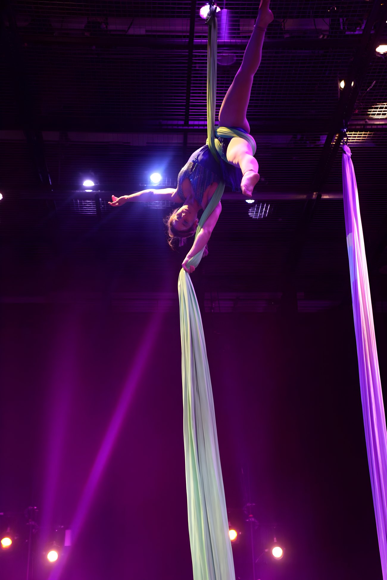Vanessa Guzmán aerial silks performance