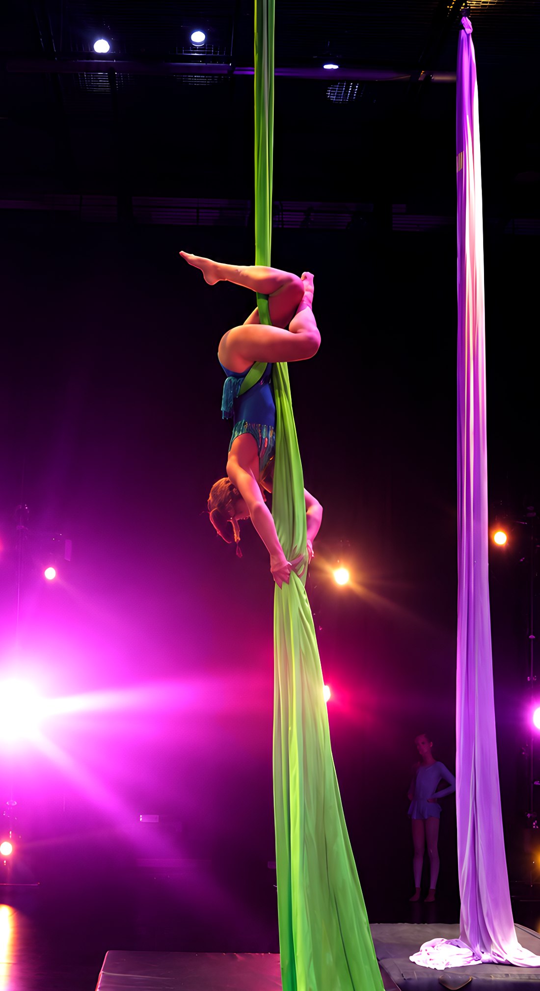 Vanessa Guzmán aerial silks performance